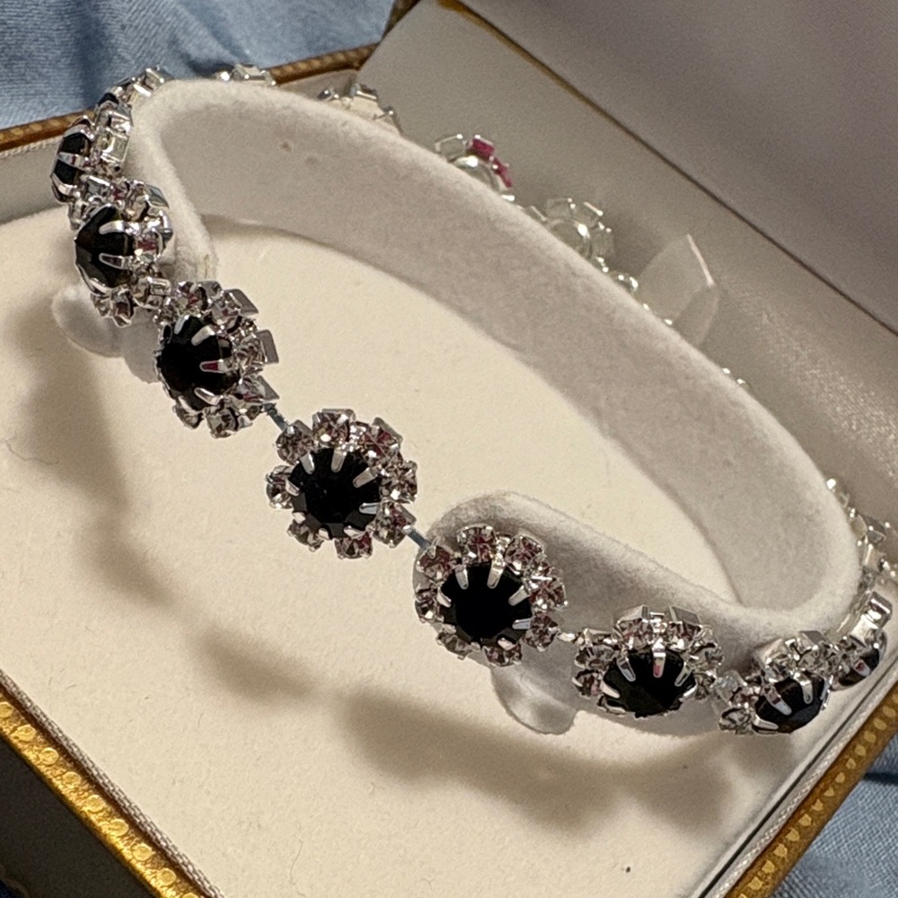 Elegant Black and Silver fashion Bracelet